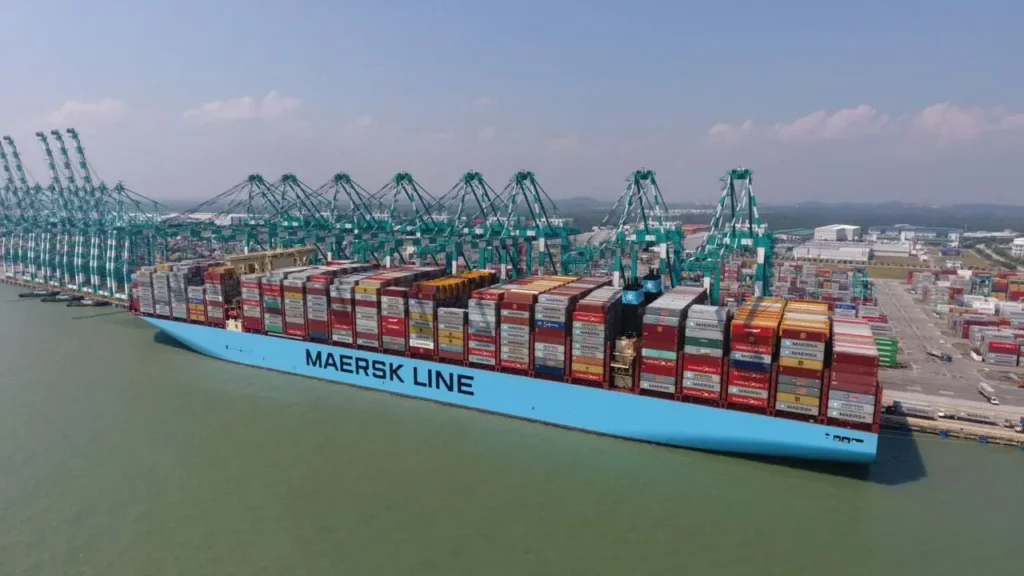 Gigante Maersk fará uma mudança inédita na indústria naval, com primeiro navio porta-contêineres que utiliza motor de bicombustível