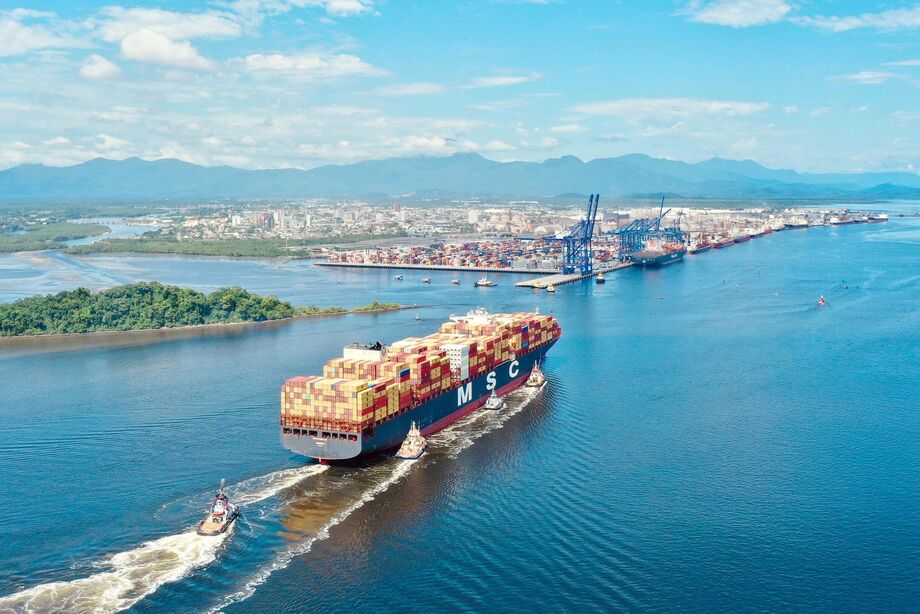 ‘Mega navio’ de 366 metros chegará ao Porto de Santos nesta quinta-feira